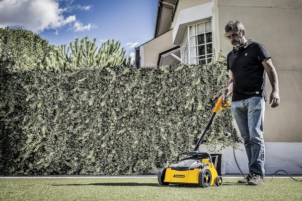 Garland - Balai Pour Gazon Artificiel Roll&Comb 302E-V19 | 1.400 Watt | Branchement Électrique | Largeur de Travail 32 cm | Guidon à Bras Pivotant | Sac de Ramassage 25L [Classe énergétique A+]