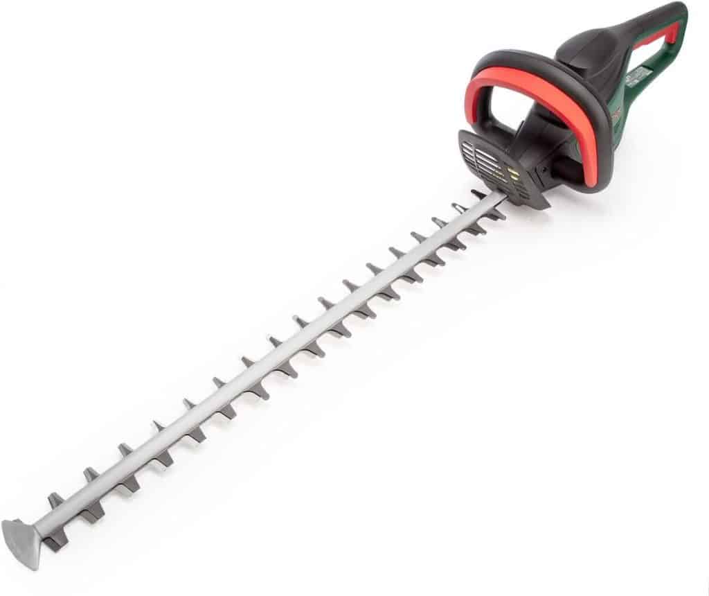 Test du taille-haie Bosch AdvancedHedgeCut 70 : puissance et précision pour grandes haies