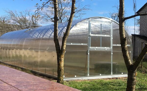 Serre KLASIKA 18 (3 x 6 m) avec fondations et polycarbonate 6 mm