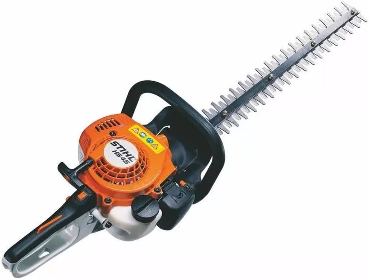 Test du taille-haie à essence STIHL HS45 : performances à la loupe