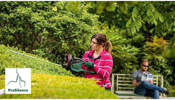 Bosch Taille-Haies - AdvancedHedgeCut 70 (500 W, Longueur de lamier : 70 cm, pour Grandes Haies, capacité de Coupe : 34 mm, dans Carton)