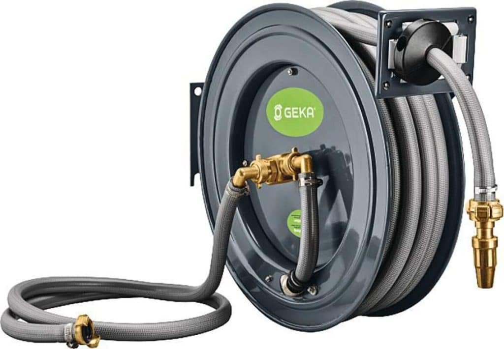 Test de l'enrouleur de tuyau automatique GEKA plus PA20SK : performance et praticité