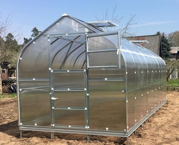 Serre KLASIKA STANDART 15 (2,5 x 6 m) avec fondation, polycarbonate 6 mm et trappes de toit avec ouverture automatique.